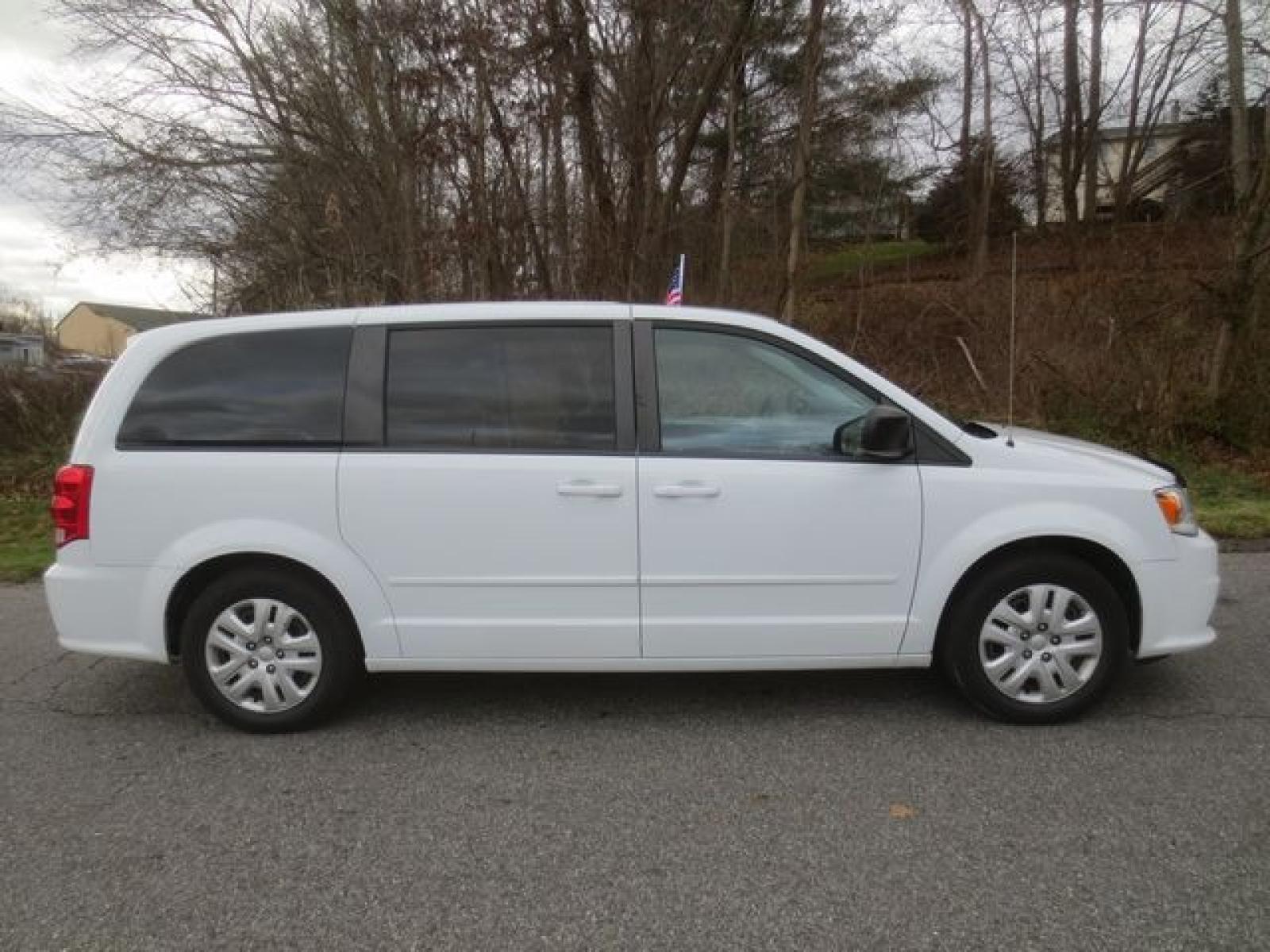 2016 White /Black Dodge Grand Caravan SE (2C4RDGBG5GR) with an 3.6 liter V-6 engine, Automatic transmission, located at 270 US Route 6, Mahopac, NY, 10541, (845) 621-0895, 41.349022, -73.755280 - Photo #12